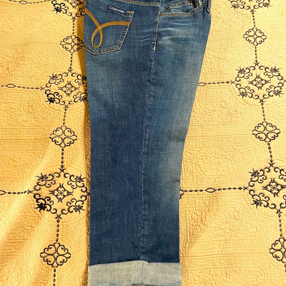 Calvin Klein crop jeans Size 10/30 Like new! Just in time for Spring